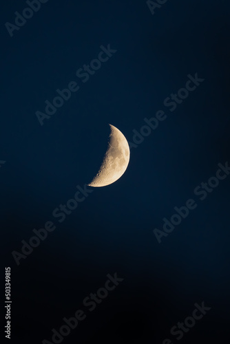 Obraz na płótnie half moon in a clean dark blue sky w salonie