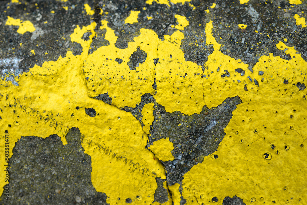 Peinture jaune sur goudron Peinture jaune sur goudron