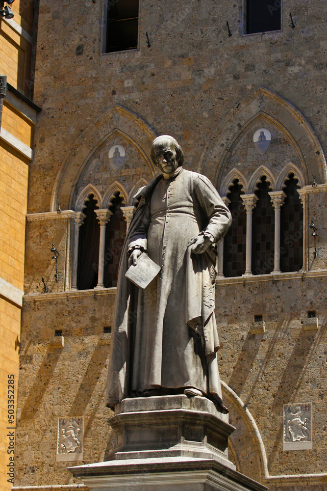 Siena, Monumento a Sallustio Bandini e il Palazzo Salimbeni