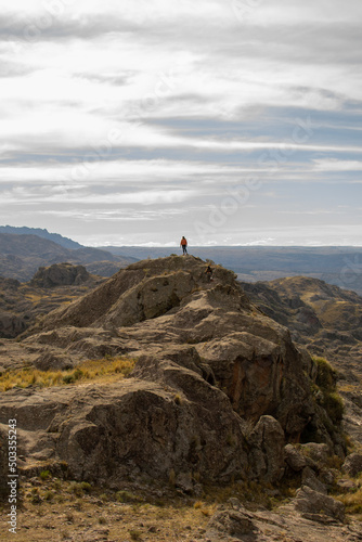 personas encima de una gran roca al final de un viaje de trekking