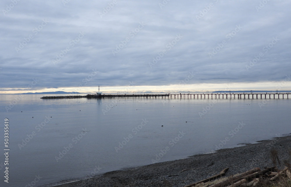 Fototapeta premium Tranquil wooden pier in the evening light