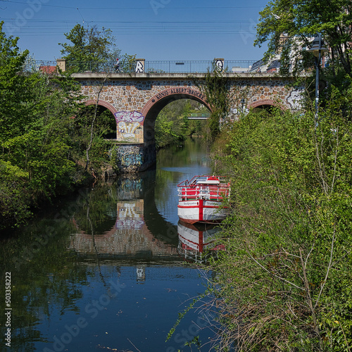 Boot "Weltfrieden" auf dem Karl Heine Kanal, Blick auf die Albert Brücke, Wasser, Fluss, Leipzig, Deutschland