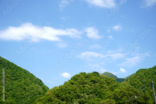 山とその背景に広がる青空と雲の風景写真・休日・北陸