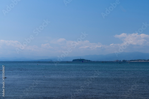 森戸海岸から見た江ノ島 © Hideaki Watanabe