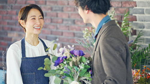 Konstfotografi 花束を渡す女性　花屋の店員　フラワーアレンジメント