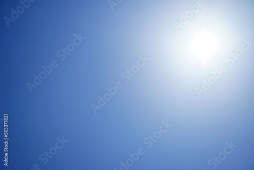 幻想的な青空と太陽の写真