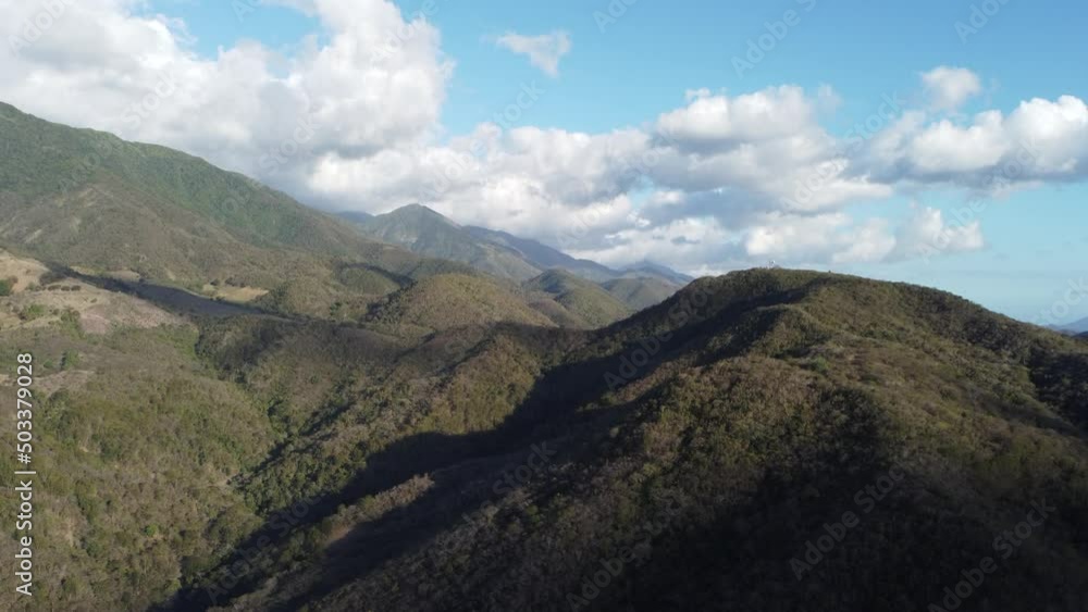 hermosas montañas con paisaje de nubes blancas hermosas montañas con paisaje de nubes blancas