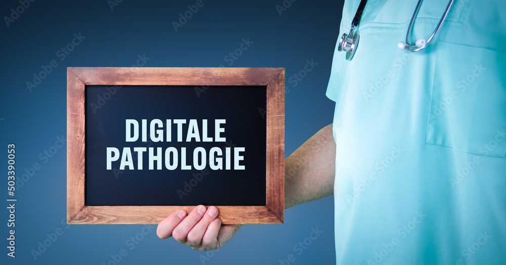 Digitale Pathologie. Arzt zeigt Schild/Tafel mit Holz Rahmen. Hintergrund blau Digitale Pathologie. Arzt zeigt Schild/Tafel mit Holz Rahmen. Hintergrund blau