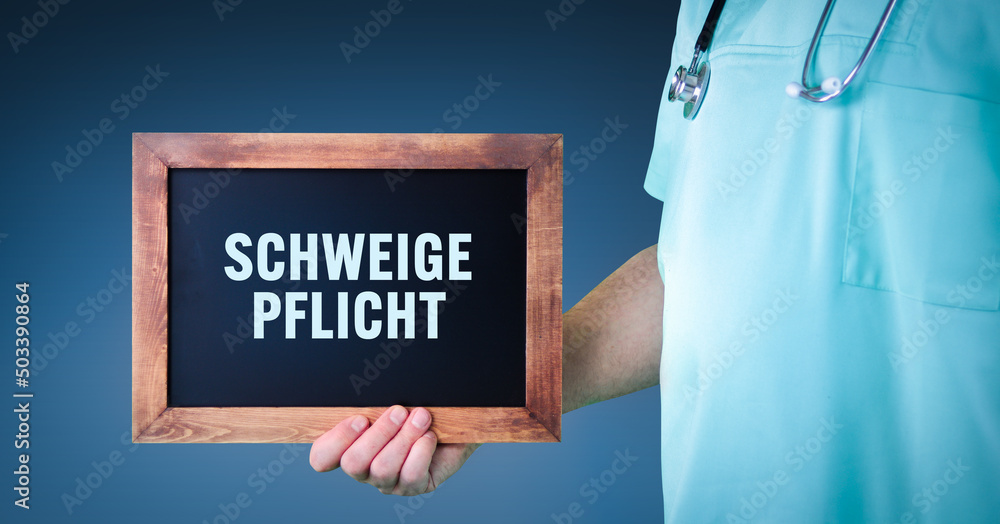 Schweigepflicht. Arzt zeigt Schild/Tafel mit Holz Rahmen. Hintergrund blau Schweigepflicht. Arzt zeigt Schild/Tafel mit Holz Rahmen. Hintergrund blau