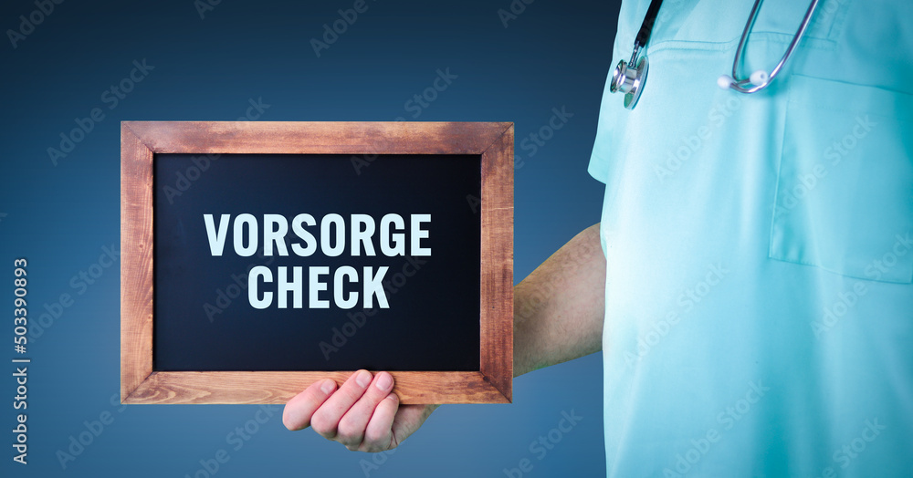Vorsorgecheck. Arzt zeigt Schild/Tafel mit Holz Rahmen. Hintergrund blau Vorsorgecheck. Arzt zeigt Schild/Tafel mit Holz Rahmen. Hintergrund blau