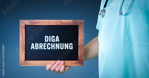 DiGA-Abrechnung (Digitale Gesundheitsanwendungen). Arzt zeigt Schild/Tafel mit Holz Rahmen. Hintergrund blau
