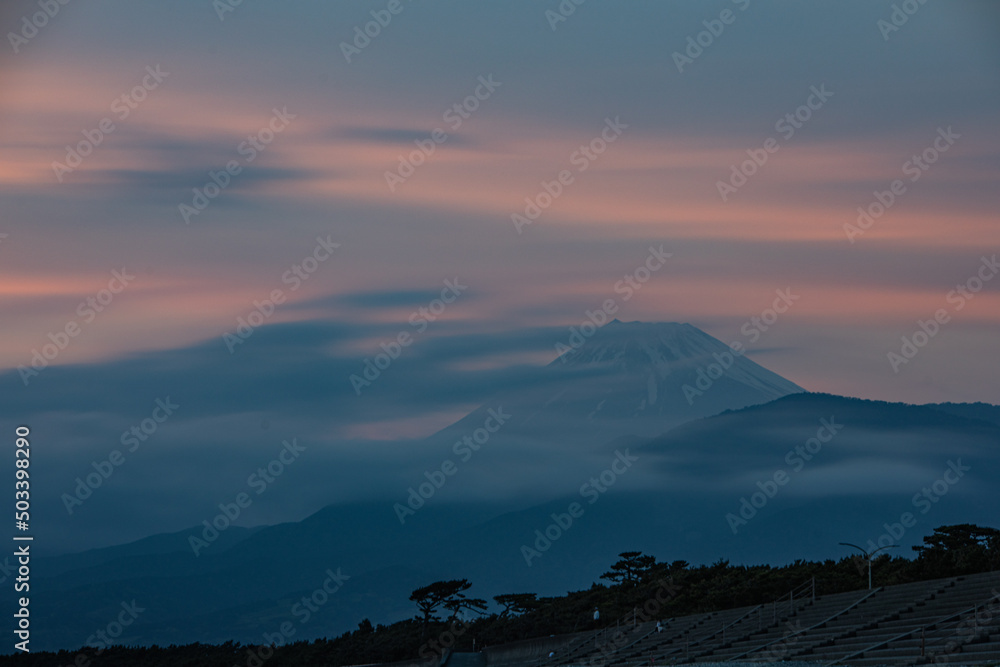 千本松原から観る夕日に染まる富士山