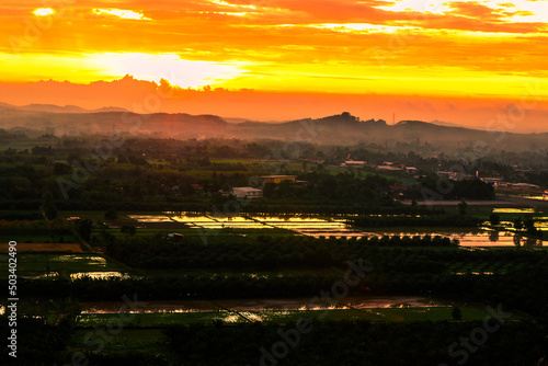 panoramic background of high mountain scenery, overlooking the atmosphere of the sea, trees and wind blowing in a cool blur, spontaneous beauty