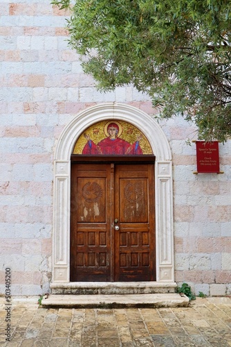 Ciekawe drzwi na starym mieście w Budvie w Czarnogórze © neskama