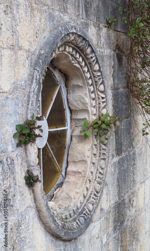 Okrągłe okno na starym mieście