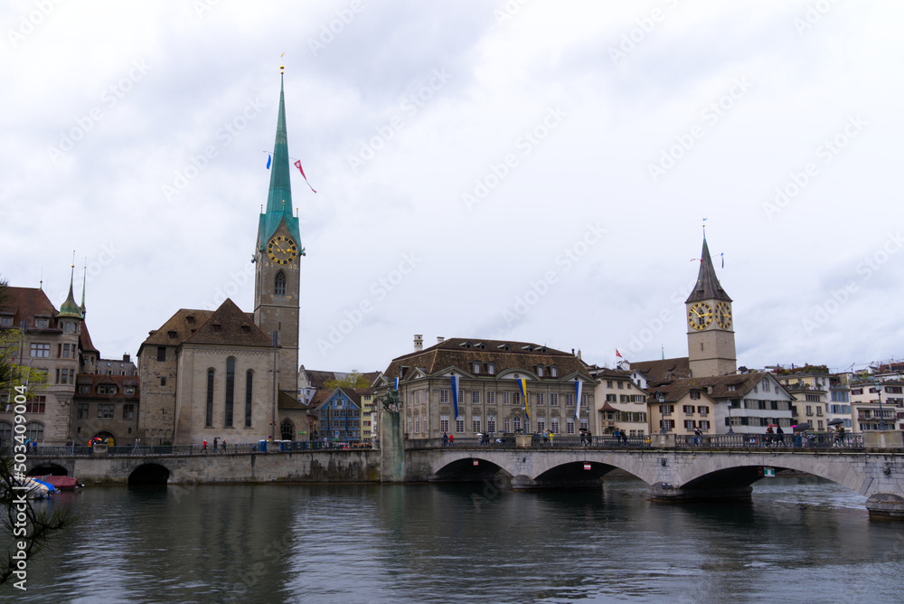 Obraz premium Medieval old town of City of Zürich with protestant churches named Women's Minster and Great Minster on a rainy spring day. Photo taken April 24th, 2022, Zurich, Switzerland.