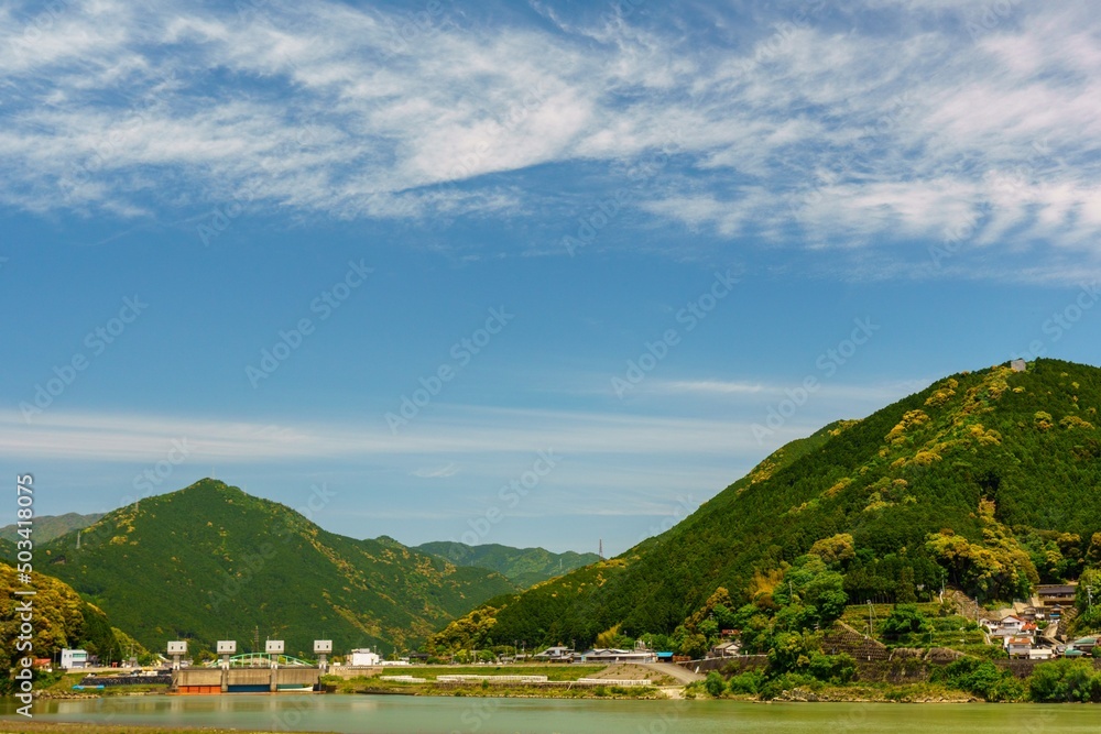 青空と新緑の山が広がる風景