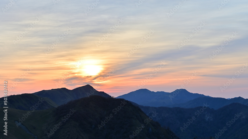 四国徳島県三好市にある天狗塚から見た「三嶺（みうね）」、「剣山」と「次郎笈」といった四国を代表する名山の日の出