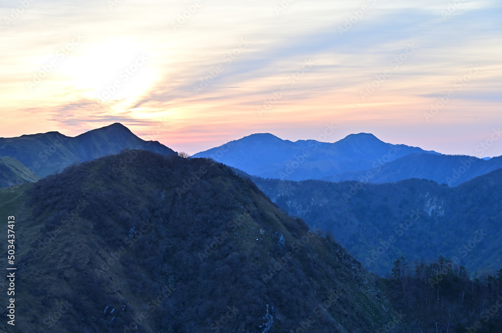 四国徳島県三好市にある天狗塚から見た「三嶺（みうね）」、「剣山」と「次郎笈」といった四国を代表する名山の日の出