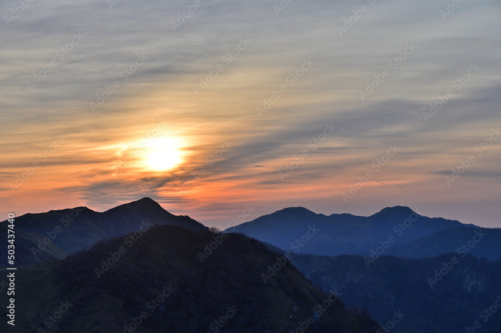 四国徳島県三好市にある天狗塚から見た「三嶺（みうね）」、「剣山」と「次郎笈」といった四国を代表する名山の日の出
