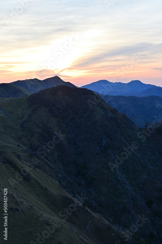 四国徳島県三好市にある天狗塚から見た「三嶺（みうね）」、「剣山」と「次郎笈」といった四国を代表する名山の日の出