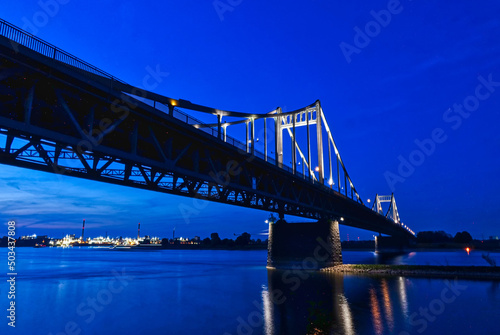 Rheinbrücke in Krefeld Uerdingen bei Nacht