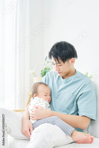 赤ちゃんを抱く父親 リビング