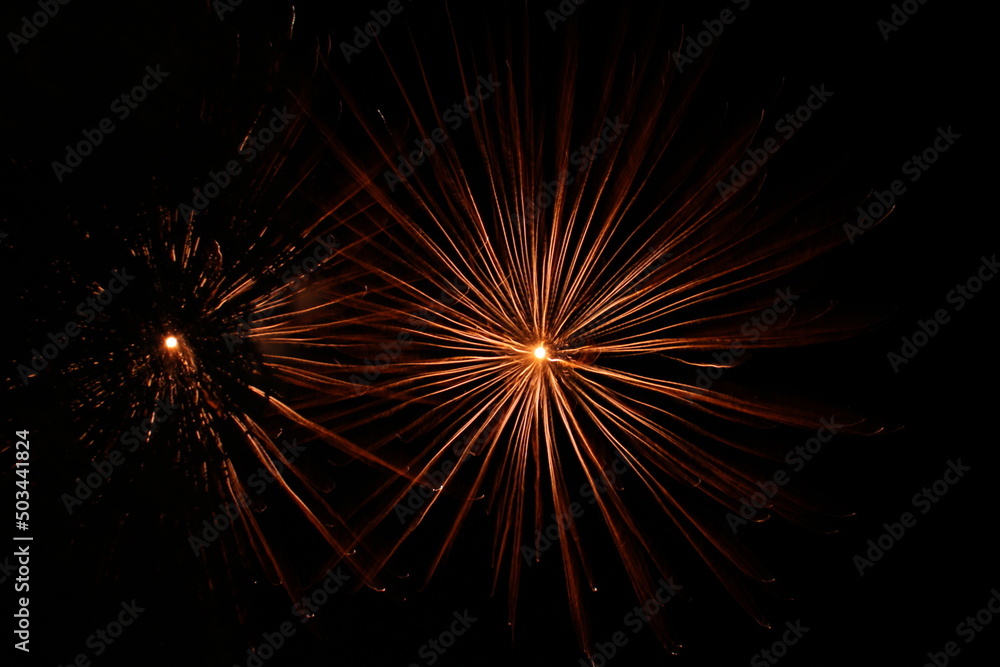 Photo de deux feux d'artifices, effets pyrotechniques Photo de deux feux d'artifices, effets pyrotechniques
