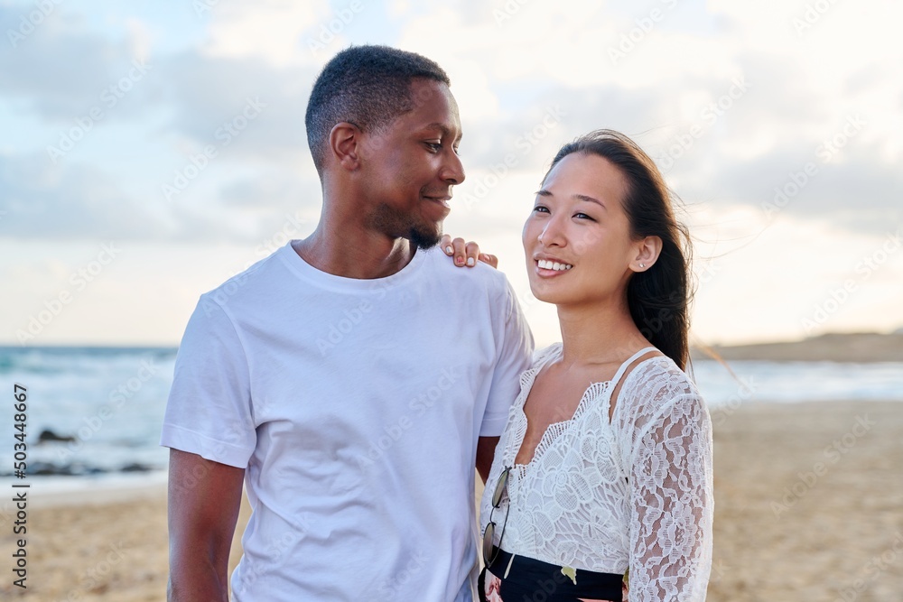 Obraz premium Young couple in love on the beach together.