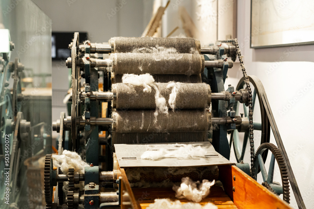 Close-up mechanism of a fabric making machine Close-up mechanism of a fabric making machine