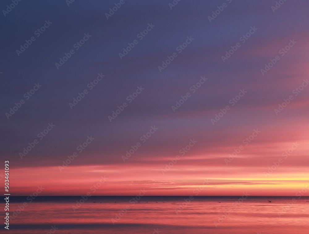 Wschód słońca nad morzem Bałtyckim - obrazy, fototapety, plakaty 