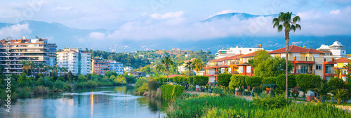 Foto Beautiful river embankment with park area against backdrop of picturesque mountains in city of Alanya, Turkey