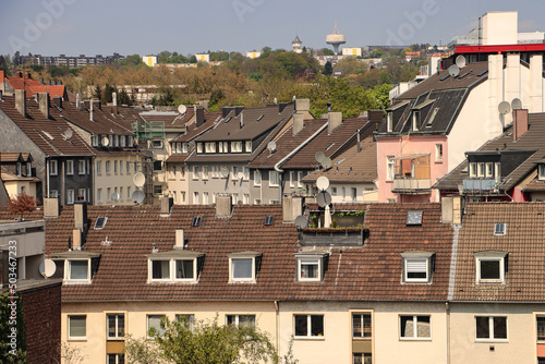 Typisch Wuppertaler Wohnviertel; Blick vom Kuhler Viadukt der Nordbahntrasse im Ortsteil Barmen hinauf zu den Hatzfelder Wassertürmen