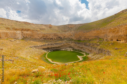 Çıralı Obruğu is in Akviran Plateau in the northwest of Yenikent Subdistrict in Karapınar district of Konya. The edges of this lake within the limestone layer, which is approximately 250 m in diameter photo