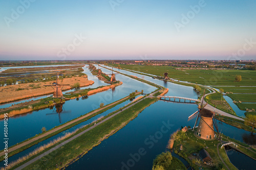 Unesco Werelderfgoed Kinderdijk Molens, Aerial view of Ancient Windmills at dusk in Kinderdijk in Netherlands
