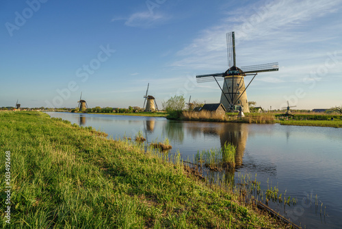 Unesco Werelderfgoed Kinderdijk Molens, Ancient Windmills at dusk in Kinderdijk in Netherlands © Sen