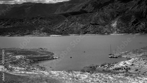 lake and mountains black and withe
