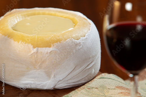 Queijo serra da estrela e vinho