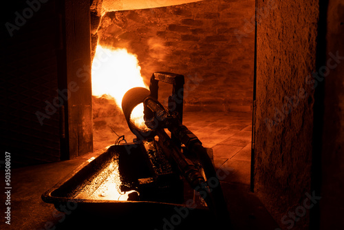 Foto Close-up of a fire cannon warms up a brick oven with a huge flame for further baking in it