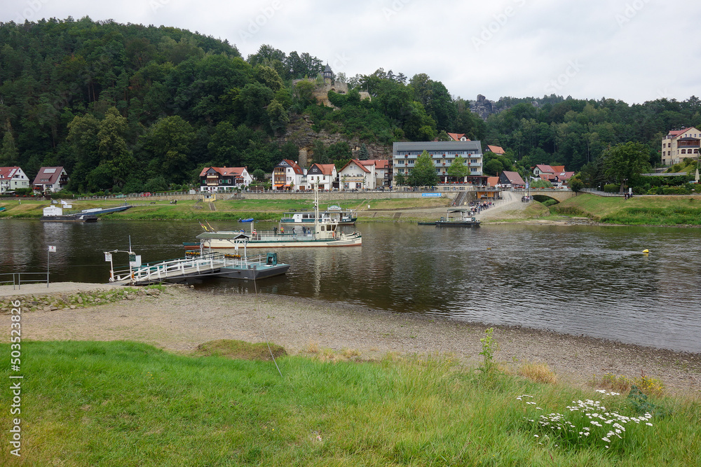 Kleine Personenfähre in Rathen in Sachsen, Deutschland. Schiff fährt über die Elbe. Kurort Rathen in der Nähe der berühmten Bastei im Elbsandsteingebirge. Kleine Personenfähre in Rathen in Sachsen, Deutschland. Schiff fährt über die Elbe. Kurort Rathen in der Nähe der berühmten Bastei im Elbsandsteingebirge.