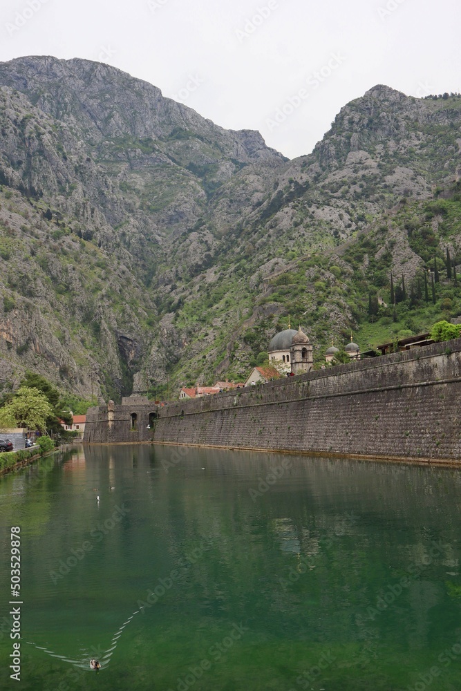 Mury obronne Kotor na tle gór