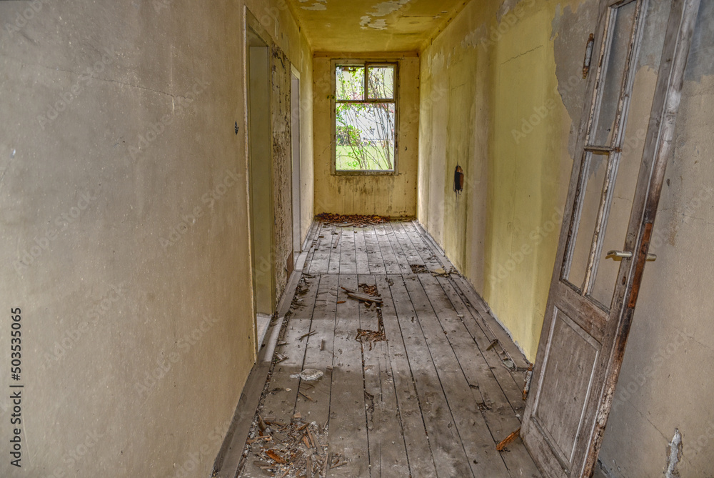 Obraz premium Wohnhaus, verlassen, Lost Place, Gang, verlassen, schmutzig, heruntergekommen, Holzboden, Boden, Dielenboden, Fenster, Tür, weit, trostlos, hell, licht, lang, verlassen, Urban Exploring, ruhig, still,