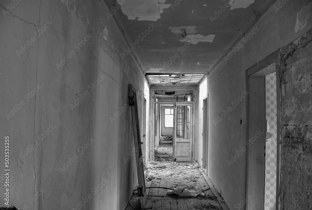 Wohnhaus, verlassen, Lost Place, Gang, verlassen, schmutzig, heruntergekommen, Holzboden, Boden, Dielenboden, Fenster, Tür, weit, trostlos, hell, licht, lang, verlassen, Urban Exploring, ruhig, still, Wohnhaus, verlassen, Lost Place, Gang, verlassen, schmutzig, heruntergekommen, Holzboden, Boden, Dielenboden, Fenster, Tür, weit, trostlos, hell, licht, lang, verlassen, Urban Exploring, ruhig, still,
