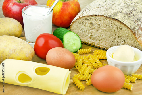 Brot, Gemüse, Obst, Milchprodukte, Eier, Nudeln und Butter photo