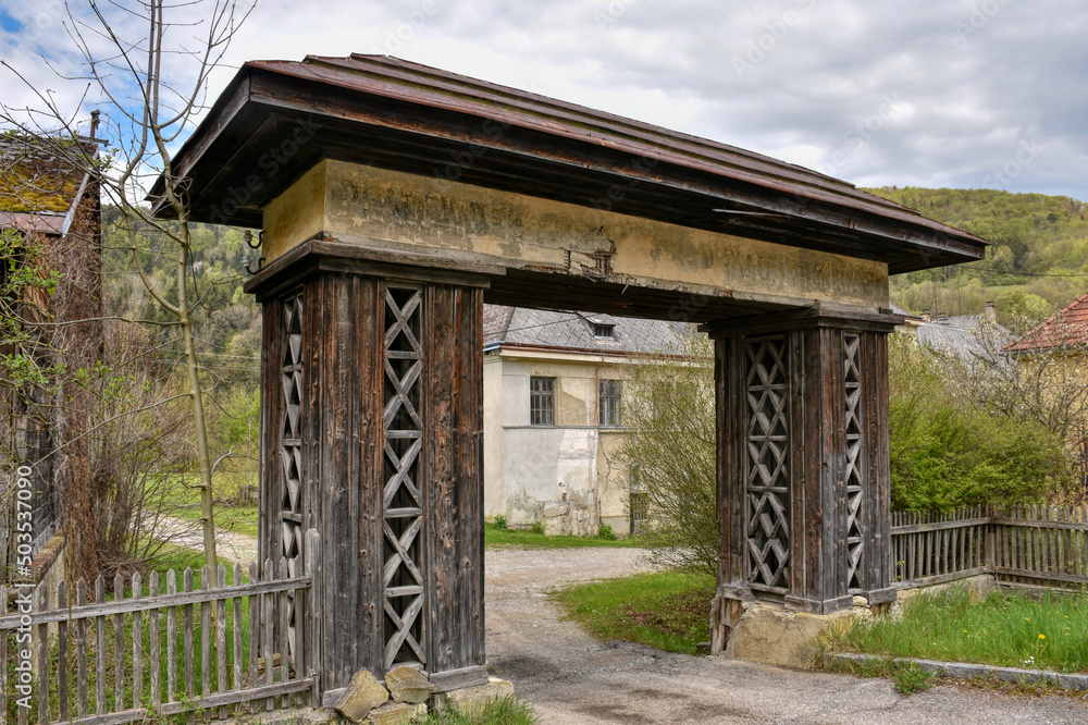 Naklejka premium Bogen, Torbogen, Einfahrt, Lager, Steinklammhof, Internierungslager, Kaiserzeit, Weltkrieg, verspielt, 1. Weltkrieg, Lost Place, Urban Exploring, verziert, Muster, Gitter, Gittermuster, k&k, Vergangen