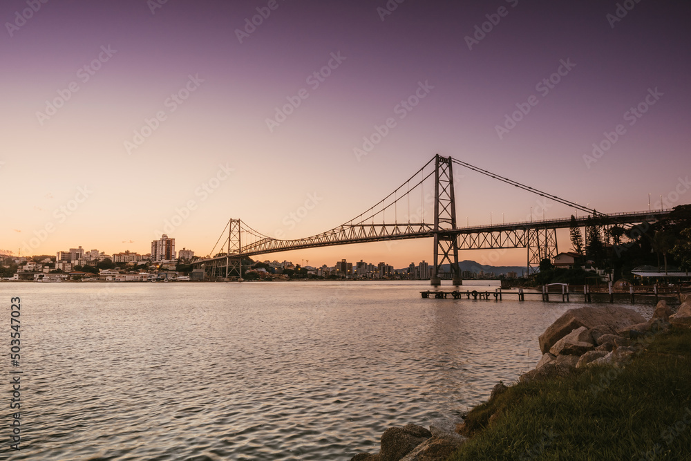 Obraz premium Hercilio Luz bridge at sunset
