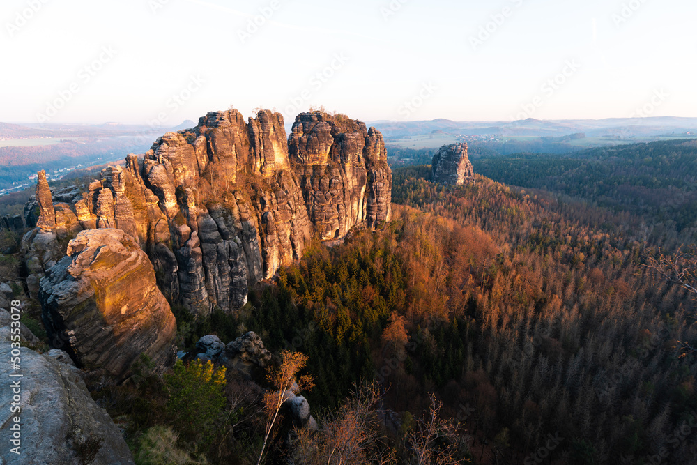 Schrammsteine Felsen Sächsische Schweiz in Sachsen Deutschland zum Sonnenaufgang 