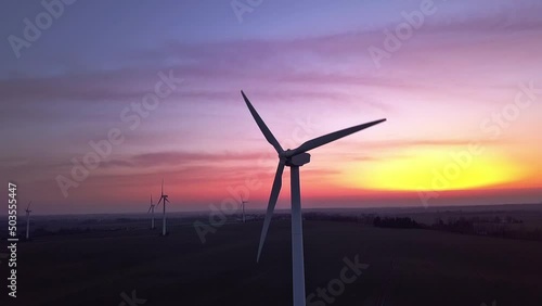 Windkraftanlagen im Sonnenuntergang