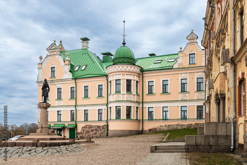 VYBORG, RUSSIA , Vyborg town hall building with monument to Torgils Knutsson