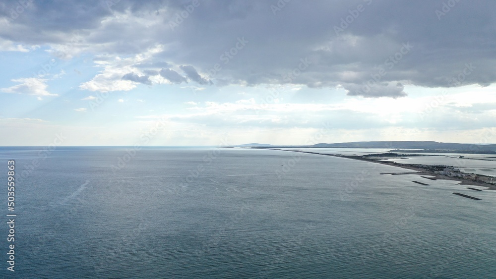 survol des plages et du port de Palavas-les-Flots et Frontignan, près de Montpellier en Occitanie dans le sud de la France survol des plages et du port de Palavas-les-Flots et Frontignan, près de Montpellier en Occitanie dans le sud de la France